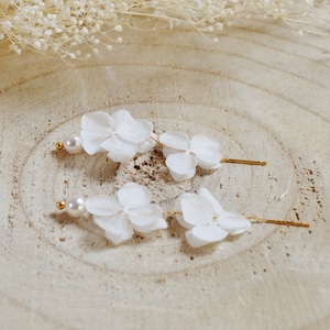 Boucles doreilles pendantes double fleurs éternelles blanches et perles divers coloris image 5