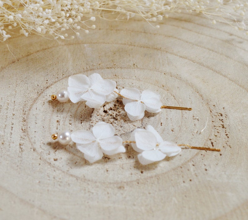 Boucles doreilles pendantes double fleurs éternelles blanches et perles divers coloris image 5