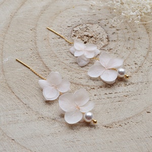 Boucles doreilles pendantes double fleurs éternelles blanches et perles divers coloris image 10