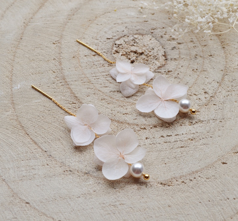 Boucles doreilles pendantes double fleurs éternelles blanches et perles divers coloris image 10