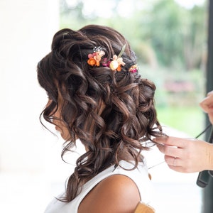 3 pics à cheveux fleurs éternelles colorées fuchsia, jaune, orange et feuilles dolivier bijoux mariage collection colorée Flamenco image 3