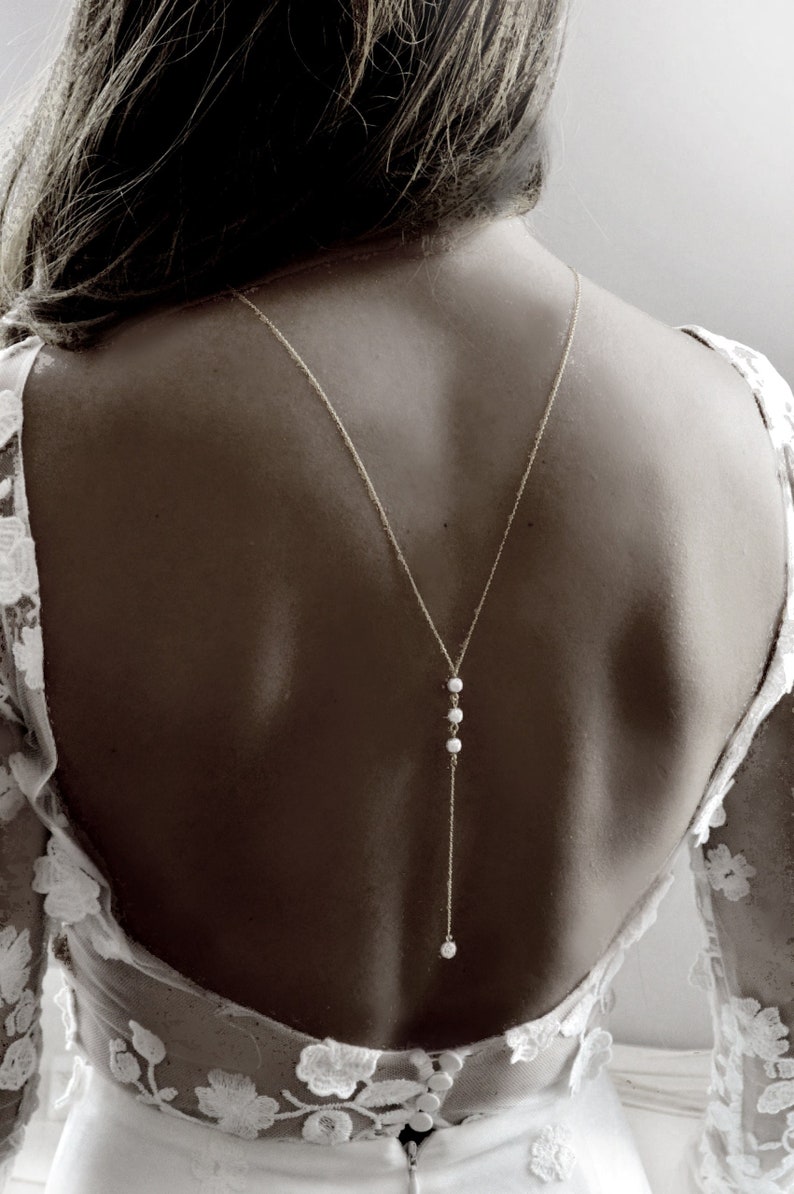 Bijou de dos avec 3 perles blanc naturel ou ivoire bijoux minimalistes et chics Cérémonie image 1