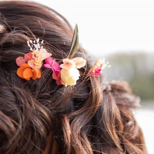 3 pics à cheveux fleurs éternelles colorées fuchsia, jaune, orange et feuilles dolivier bijoux mariage collection colorée Flamenco image 9