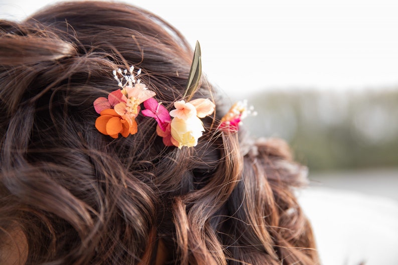 3 pics à cheveux fleurs éternelles colorées fuchsia, jaune, orange et feuilles dolivier bijoux mariage collection colorée Flamenco image 9