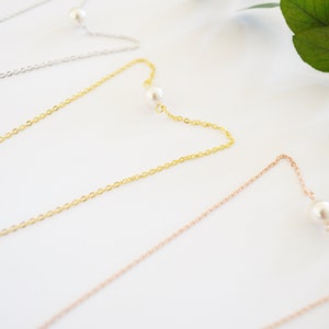 Parure mariée collier de dos boucles bracelet à perles nacrées bijoux mariage minimaliste et chic image 8