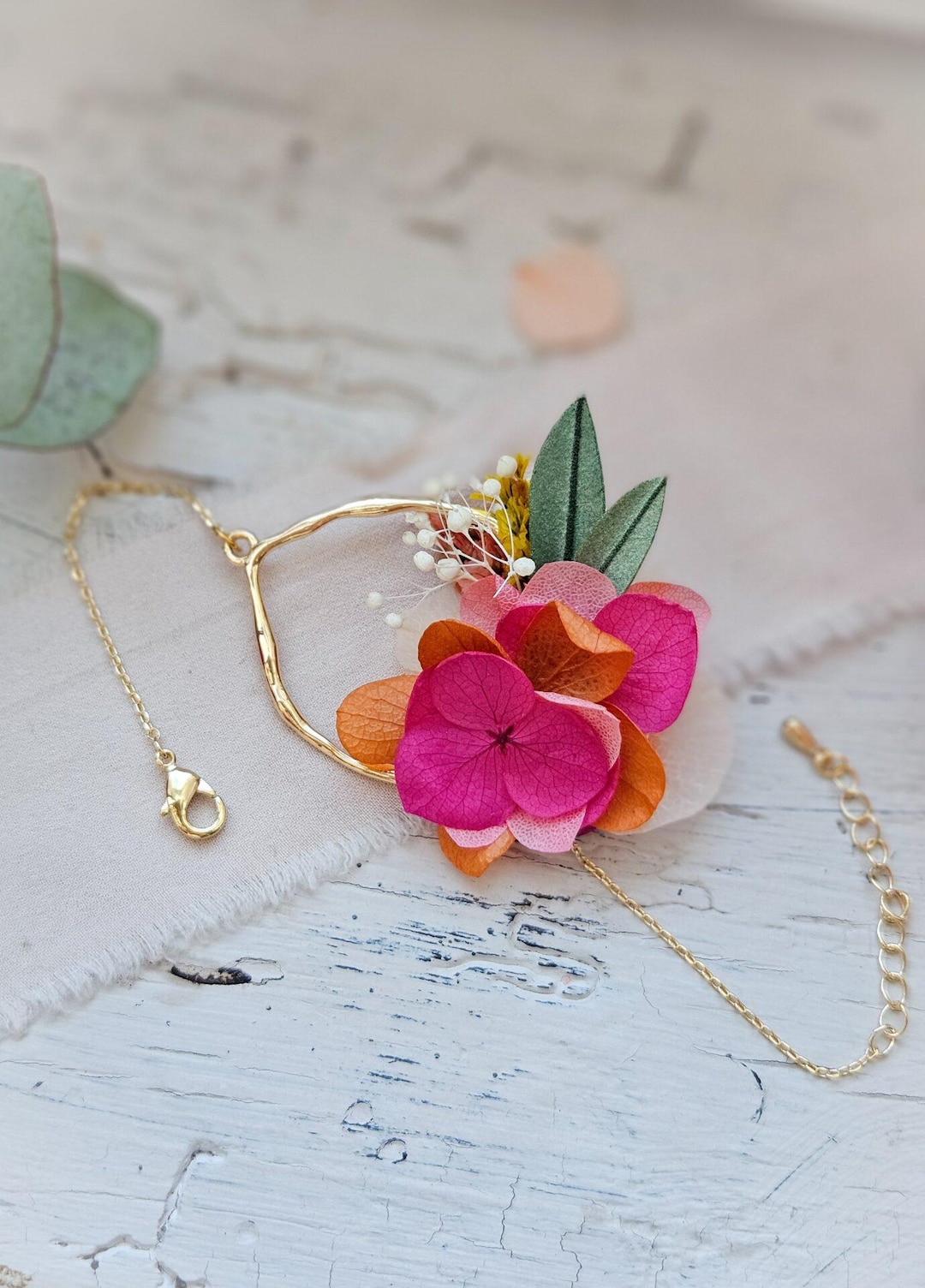 Bracelet mariage fleurs couleurs vives d’hortensias stabilisées orange et  rose fuchsia – bijoux mariage collection flamenco France