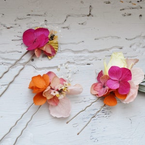 3 pics à cheveux fleurs éternelles colorées fuchsia, jaune, orange et feuilles dolivier bijoux mariage collection colorée Flamenco image 8