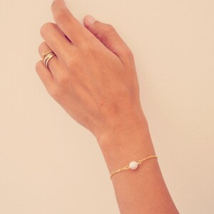 Parure mariée collier de dos boucles bracelet à perles nacrées bijoux mariage minimaliste et chic image 9