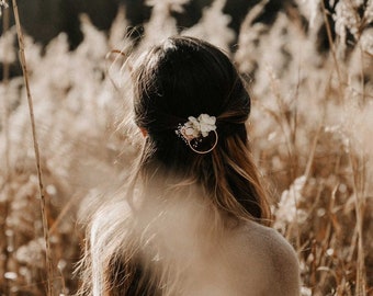 Barrette à cheveux fleurs vert sauge et blanches – pince à cheveux fleurs stabilisées