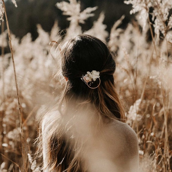 Barrette à cheveux fleurs vert sauge et blanches – pince à cheveux fleurs stabilisées