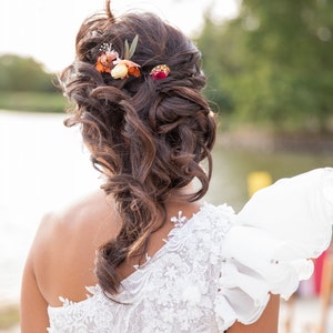 3 pics à cheveux fleurs éternelles colorées fuchsia, jaune, orange et feuilles dolivier bijoux mariage collection colorée Flamenco image 7