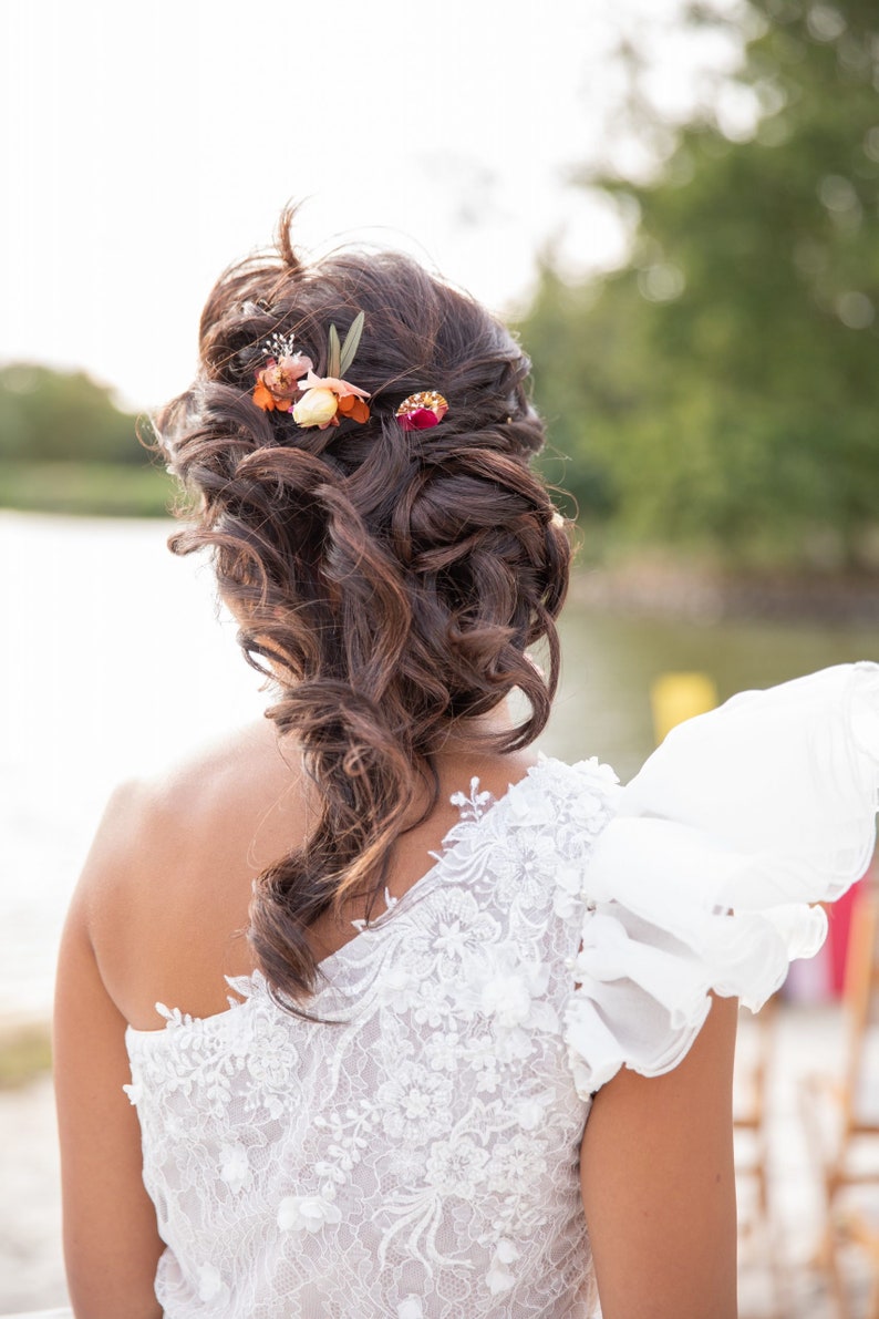 3 pics à cheveux fleurs éternelles colorées fuchsia, jaune, orange et feuilles dolivier bijoux mariage collection colorée Flamenco image 7