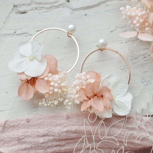 Boucles d’oreilles créoles à fleurs fraiches vieux rose.
