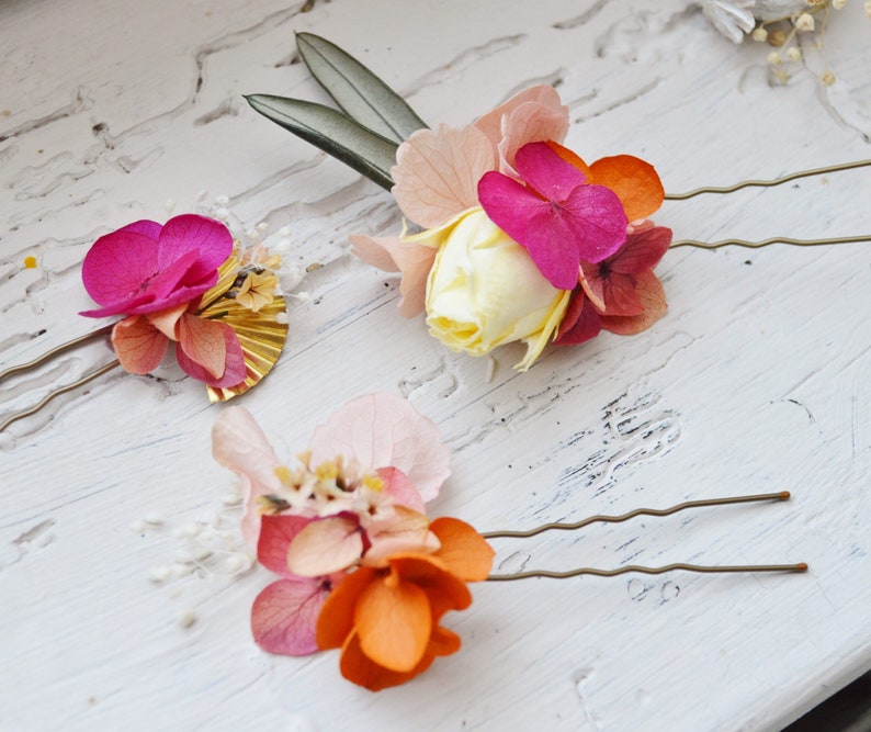 3 pics à cheveux fleurs éternelles colorées fuchsia, jaune, orange et feuilles dolivier bijoux mariage collection colorée Flamenco image 2