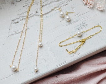 Parure mariée – collier de dos + boucles + bracelet à perles nacrées – bijoux mariage minimaliste et chic