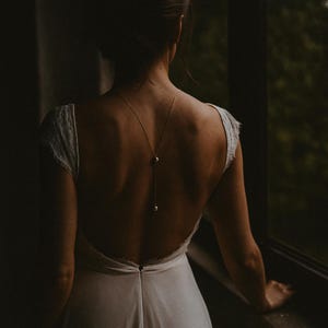 Pearl back necklace - chic and minimalist wedding back jewelry