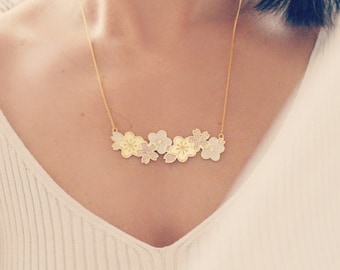 Collier émaillé fleurs de Sakura 櫻 – doré ou argenté