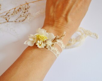 Bracelet fleurs séchées aux tons jaunes et ivoire à dentelle double-tours – bijoux mariage champêtre et bohème