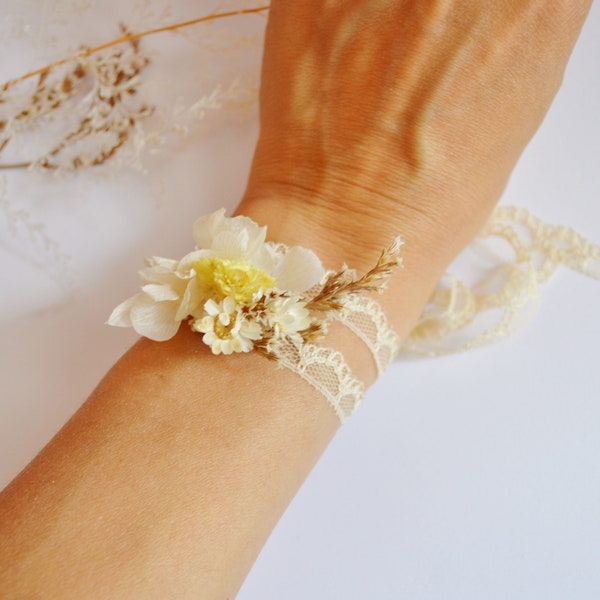 Bracelet fleurs séchées aux tons jaunes et ivoire à dentelle double-tours – bijoux mariage champêtre et bohème