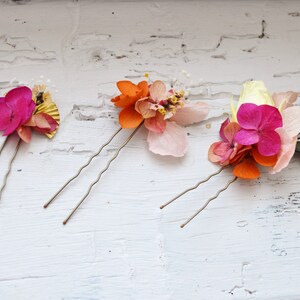 3 pics à cheveux fleurs éternelles colorées fuchsia, jaune, orange et feuilles dolivier bijoux mariage collection colorée Flamenco image 5