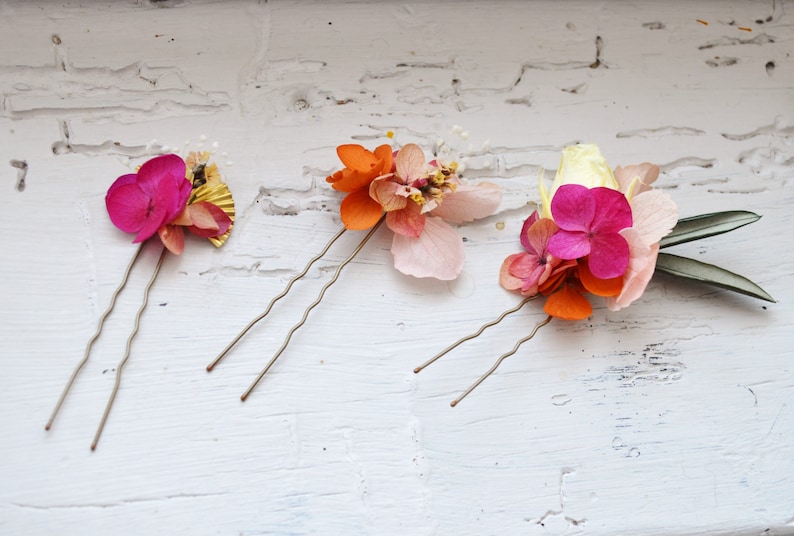 3 pics à cheveux fleurs éternelles colorées fuchsia, jaune, orange et feuilles dolivier bijoux mariage collection colorée Flamenco image 5