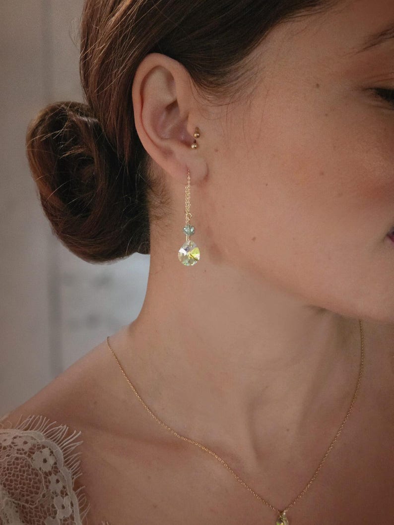 Boucles d'oreilles pendantes cristal et perles vert sauge