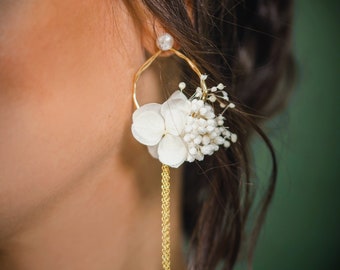 Irregular flowery drop earrings dangling in gold and white – long earrings with preserved flowers