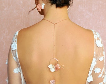 Collier de dos à fleurs fraiches stabilisées vieux rose et perles – Bijou de dos original