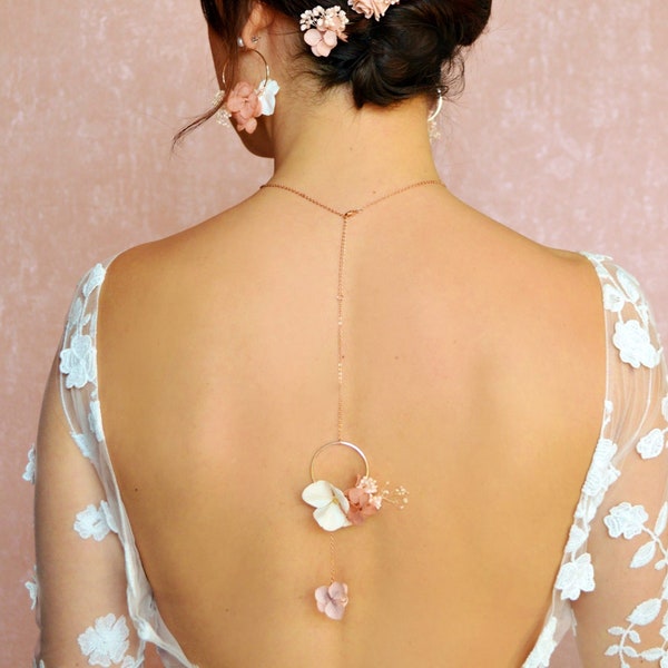 Collier de dos à fleurs fraiches stabilisées vieux rose et perles – Bijou de dos original