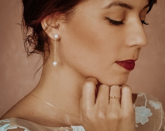 Boucles d’oreilles pendantes avec chaine, perles de culture et perles nacrées - bijoux mariage chic.