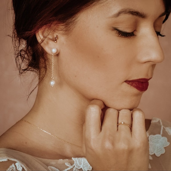 Boucles d’oreilles pendantes avec chaine, perles de culture et perles nacrées - bijoux mariage chic.