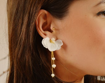 Boucles d’oreilles modulables fleurs blanc naturel stabilisées et cascades de perles – boucles d’oreilles mariage interchangeables
