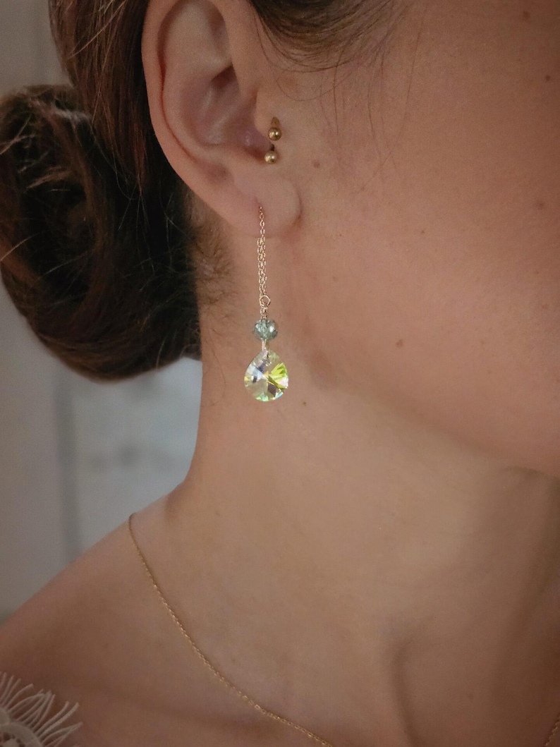 Boucles d'oreilles pendantes cristal et perles vert sauge
