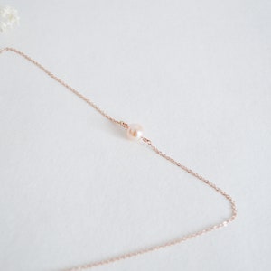 Collier de dos fin à perles nacrées doré et blanc naturel image 4