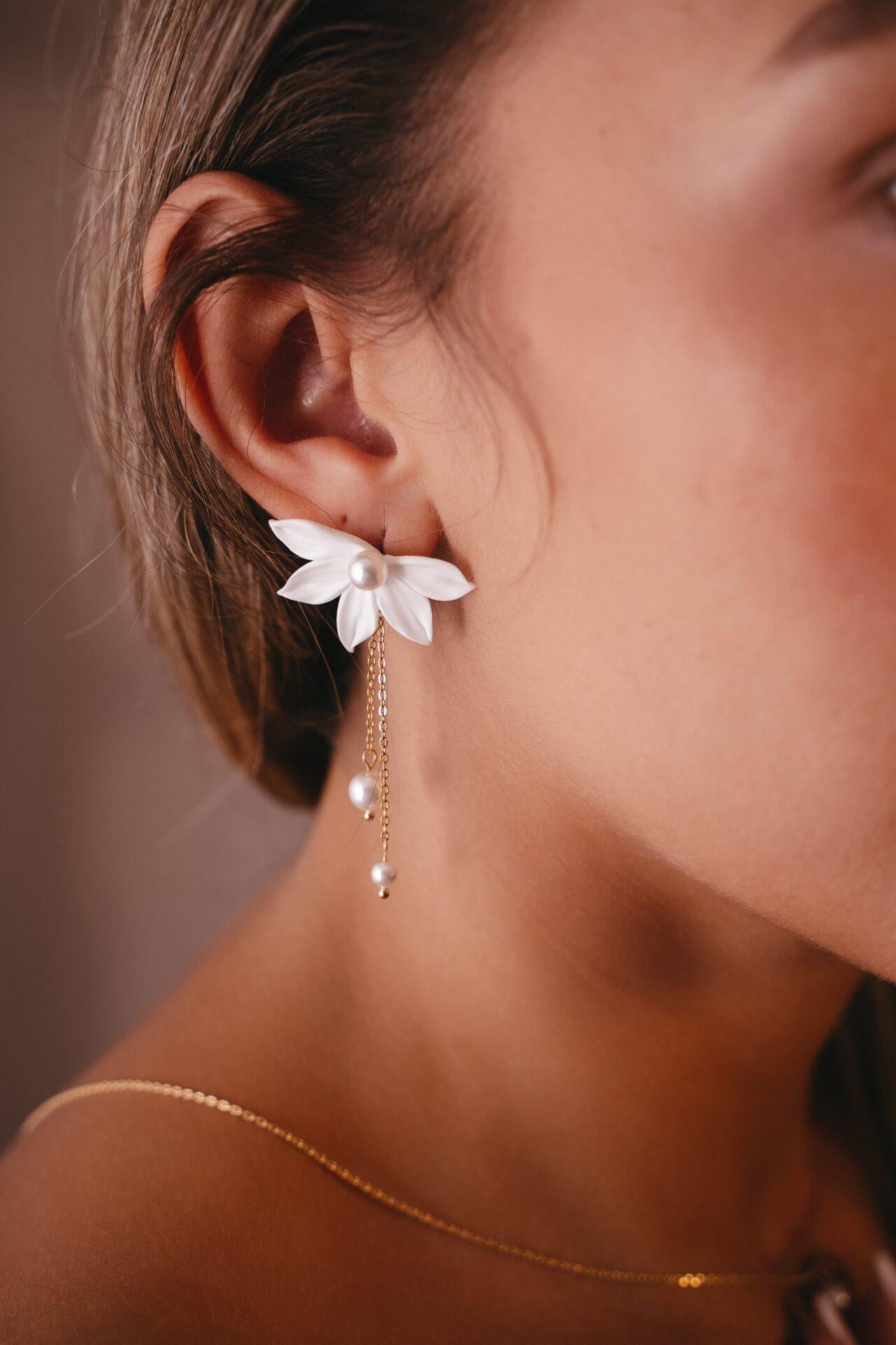 Boucles D'oreilles Coco Carmen - Clous Fleurs Blanches Et Transparentes - Strass - Neuves Avec étiquettes