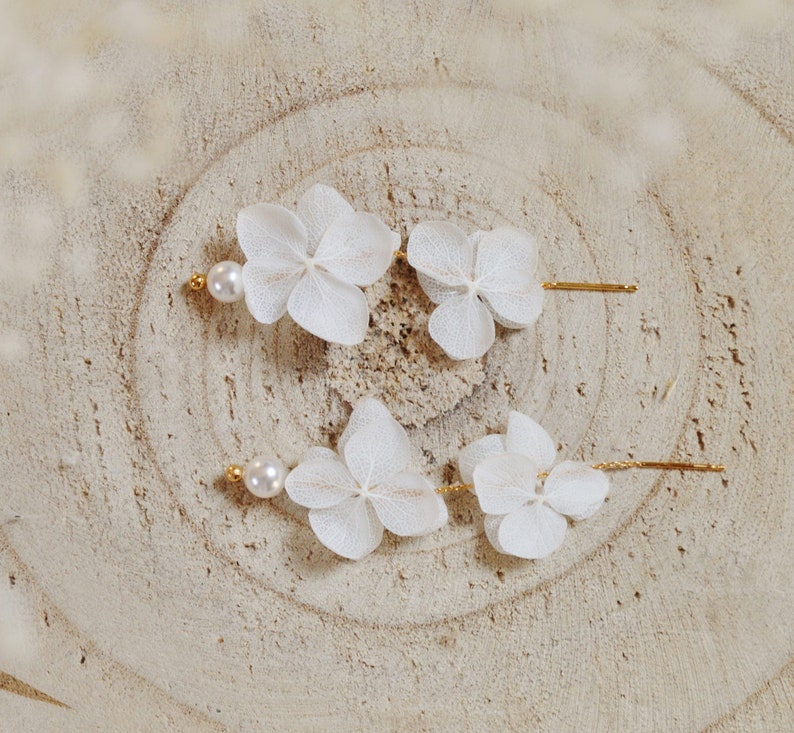 Boucles doreilles pendantes double fleurs éternelles blanches et perles divers coloris image 9