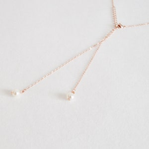 Collier de dos fin à perles nacrées doré et blanc naturel image 5