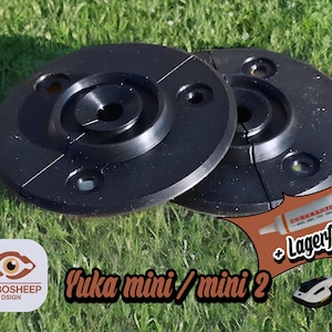 Może przedstawiać: Zestaw trzech ceramicznych kubków z nakrapianym, matowym wykończeniem. Kubki są w odcieniach kremu, jasnoszarym i ciemnoszarym. Każdy kubek ma prosty, minimalistyczny design i zaokrąglony uchwyt.