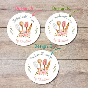 Puede incluir: Tres dise&ntilde;os de pegatinas redondas con una ilustraci&oacute;n floral de acuarela y utensilios de cocina. El primer dise&ntilde;o dice "Baked with Love by Christina". El segundo dise&ntilde;o dice "Homemade with Love by Christina". El tercer dise&ntilde;o dice "Custom Message by Christina".