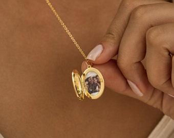 Locket Necklace with Photo, Engraved Oval Necklace, Photo Necklace in Gold, Memorial Jewellery, Anniversary Gift, Mom Gift, Christmas Gift