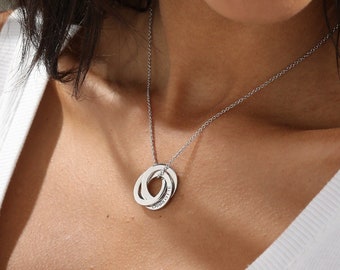 Collana personalizzata in argento sterling incisa, collana personalizzata con cerchi intrecciati, collana con nome in argento, regalo per la mamma, regalo per la festa della mamma