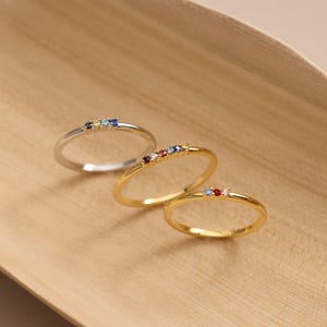 Anello minimalista impilabile con pietra portafortuna, anello personalizzato con pietre preziose multiple, gioiello delicato con pietra portafortuna, regalo di compleanno, anello impilabile, regalo di Natale