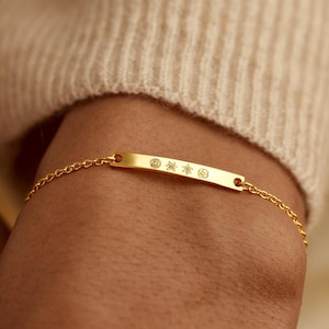 Braccialetto minimalista con più fiori di nascita, bracciale con barra di fiori di nascita incisa personalizzata, bracciale placcato in oro 18 carati, regalo di compleanno, regalo per la mamma