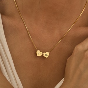 Collier deux cœurs, collier initial gravé personnalisé avec chaîne de boîte, collier cœur en or 18 carats, collier mères avec nom d’enfant, cadeau pour maman