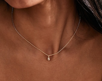Collar inicial de diamantes minimalista, collar de letras personalizado en oro, collar inicial de pavé, joyería personalizada, regalo de dama de honor para ella