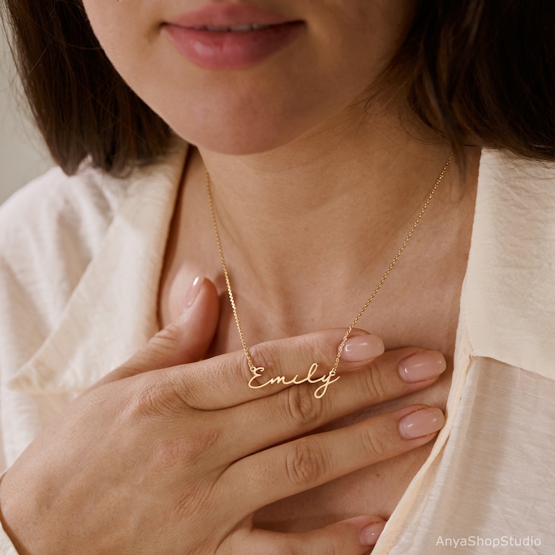 Collier de nom minimaliste délicat, collier de nom plaqué or 18 carats, collier de nom minimaliste personnalisé, bijoux de nom personnalisés, cadeau de demoiselle dhonneur image 2