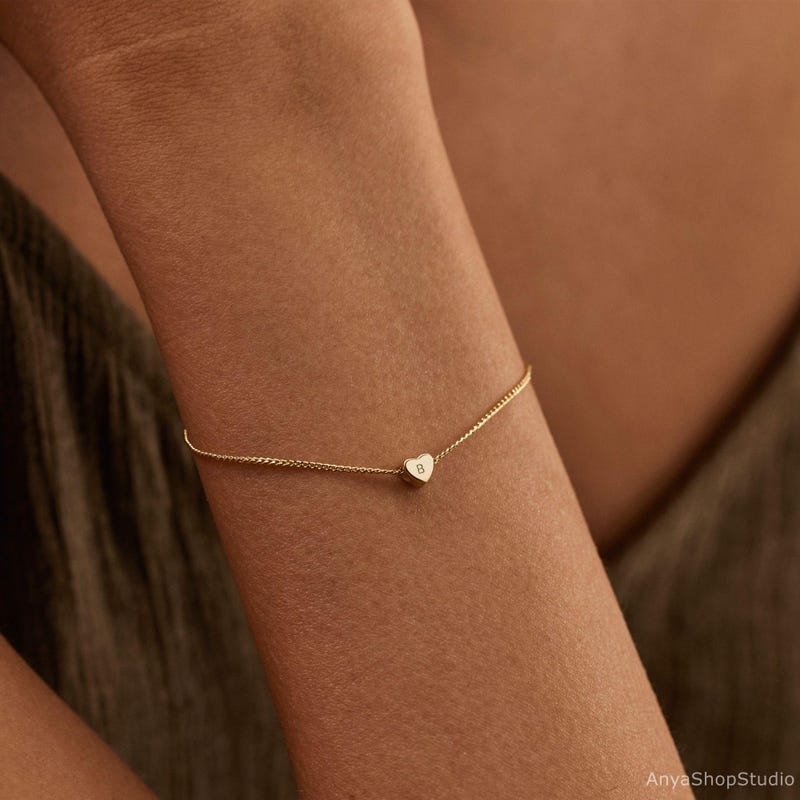 Minimalistisches 3D Herz Charm Armband, Personalisiertes Initialen Armband, Graviertes Buchstabenarmband, Goldarmband, Alltagsschmuck, Muttertagsgeschenk