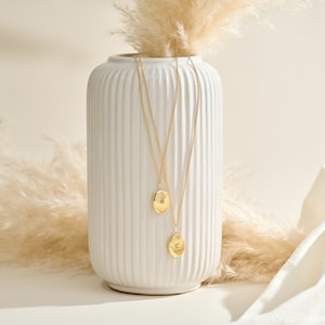 Collana con medaglione con foto, collana ovale incisa, collana fotografica in oro, gioielli commemorativi, regalo di anniversario, regalo per la mamma, regalo per la festa della mamma immagine 2