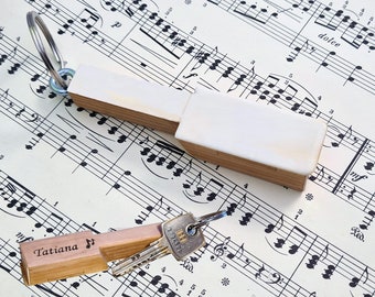 Personalisierter Schlüsselanhänger Klaviertaste Naturbelag musikalisches Assessor