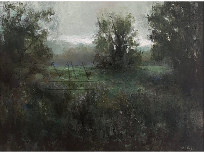 Puede incluir: Una pintura de una escena de bosque brumoso con una paleta de colores verde oscuro y gris. La pintura presenta una vista lejana de un campo con &aacute;rboles a cada lado. Los &aacute;rboles est&aacute;n silueteados contra el cielo brumoso.